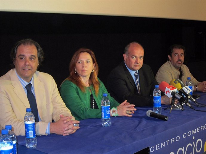 Asistentes a la presentación de la Sala Bass Shake. 