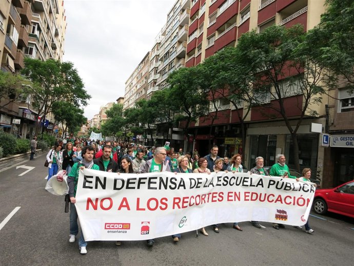 Manifestación en Zaragoza en defensa de la escuela pública y contra los recortes