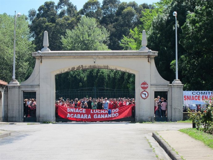 Trabajadores de Sniace protestan en la entrada de la fábrica 