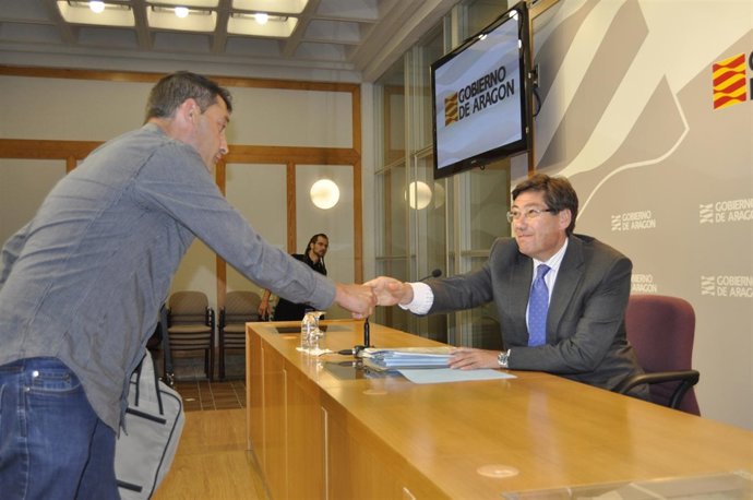 El representante de UGT, Francisco Montul, y el consejero Arturo Aliaga