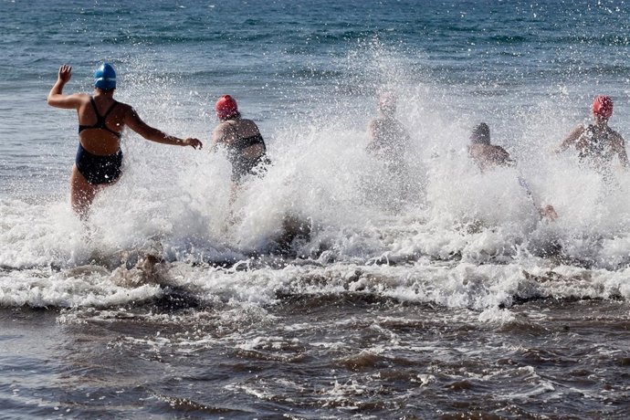 Se recomienda entrar poco a poco en el agua para evitar cortes de digestión