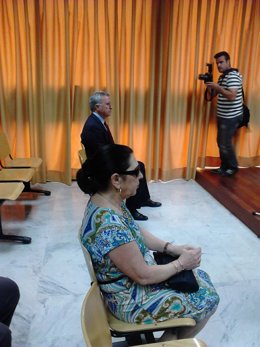 Ortega Cano y la demandante durante el juicio.