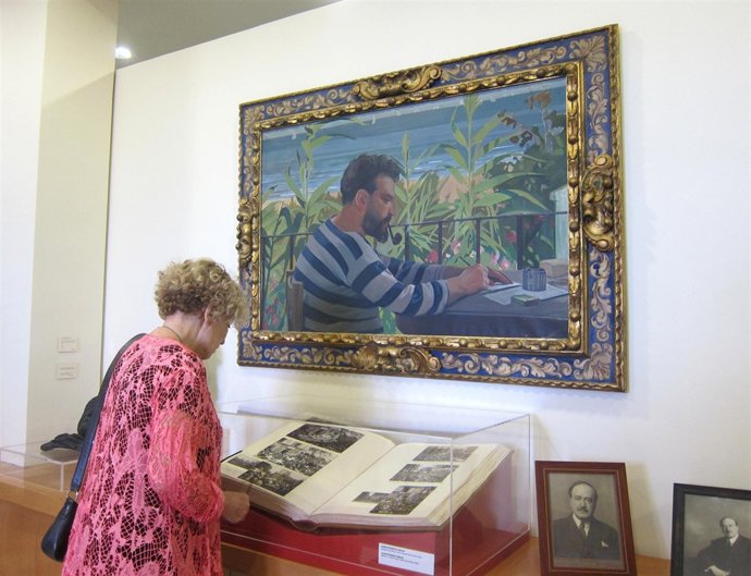 Una espectadora en la exposición 'Blasco Ibáñez ïntimo' 