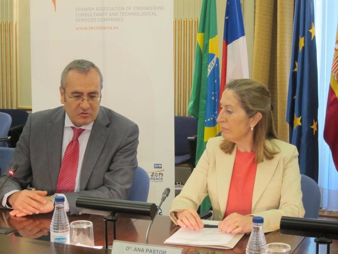 Ministra de Fomentom, Ana Pastor, y el presidente de Puertos, José llorca