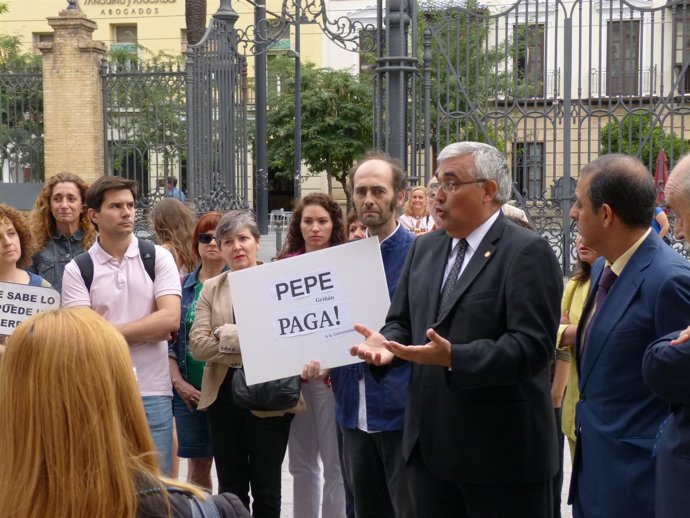 El rector de la US, Antonio Ramírez de Arellano, atiende a docentes movilizados