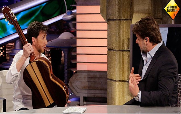 PABLO Mptps le entrega su guitarra a Russell Crowe