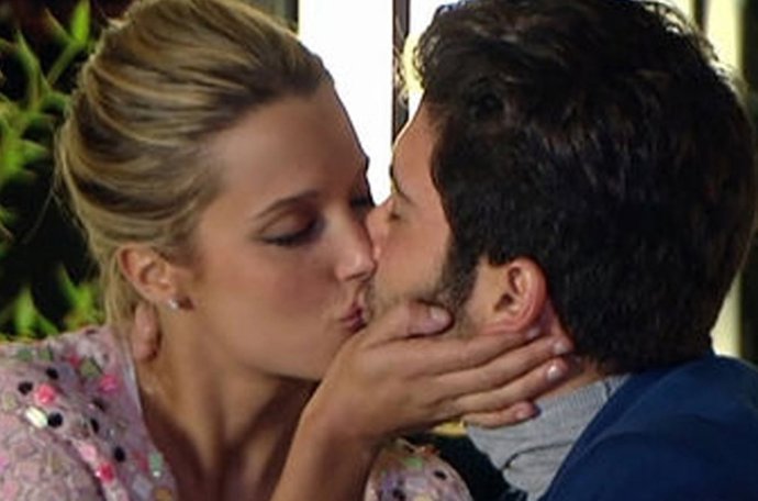 Corinna besando a Diego