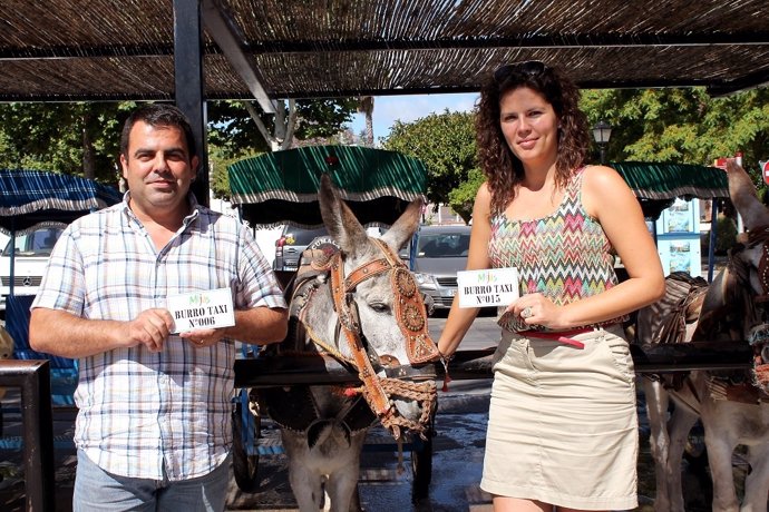 Los concejales de Mijas Juan Carlos González y Mar Ríos con burros taxi