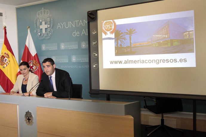 Alonso presenta la nueva web de congresos de la ciudad de Almería