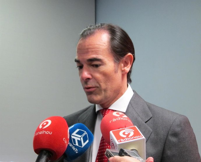 Manuel Llombart  atendiendo a los medios de comunicación 