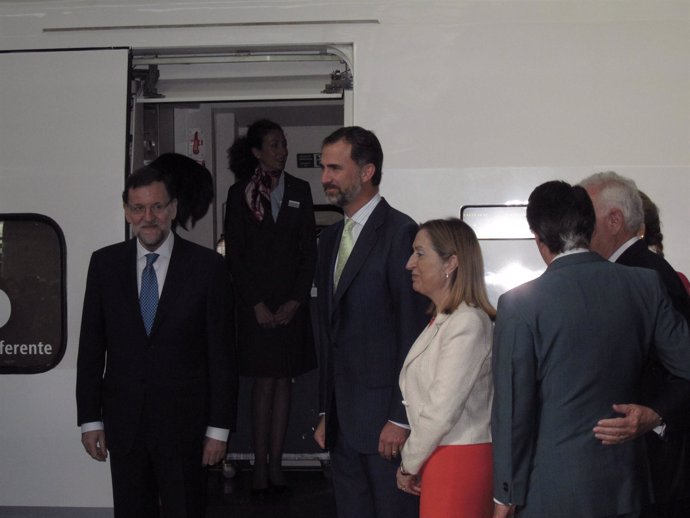 El Príncipe y Rajoy momentos antes de subir al primer AVE a Alicante