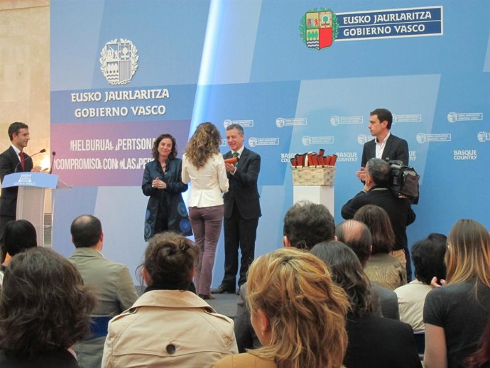 El lehendakari, Iñigo urkullu recibe a la primera promoción de jovenes investiga