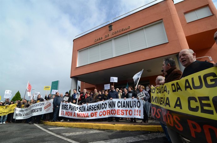 Protesta en contra de la mina de Corcoesto