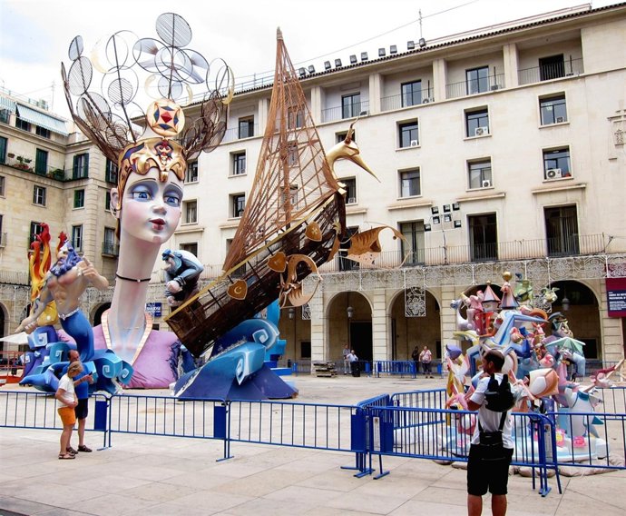 Montaje de la Hoguera Oficial de 2013 en la plaza del Ayuntamiento