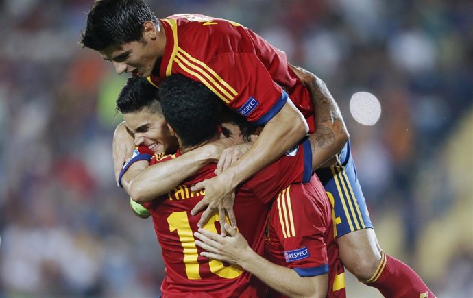 Los jugadores de la selección celebran el triunfo en el Europeo Sub-21