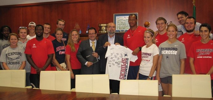 Antonio Jesús Roldán con estudiantes de Richmond