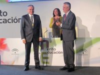 Griñán preside la entrega de los Premios al Mérito Educativo con un alegato contra el "disparate" de reducir becas