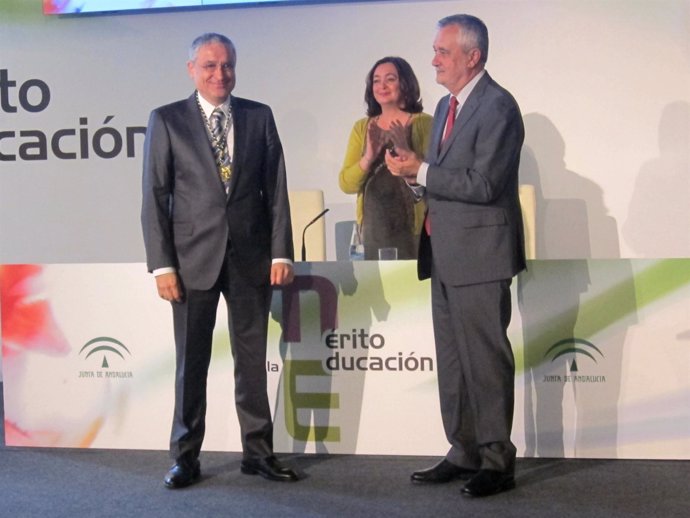 El sociólogo Ramón Flecha recibe la Medalla al Mérito Educativo