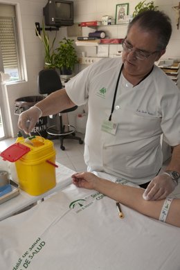 Un Sanitario Realiza Curas A Un Paciente