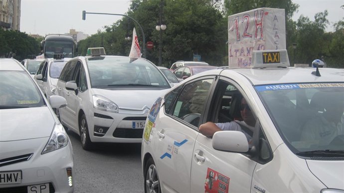 Movilización de taxistas bajo las Torres de Serranos