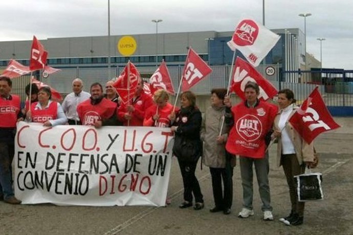 Concentración de UGT y CCOO ante Uvesa en Tudela.