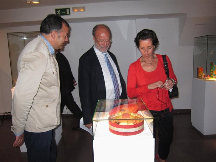 El alcalde y Mercedes Cantalapiedra observan uno de los juguetes de la muestra