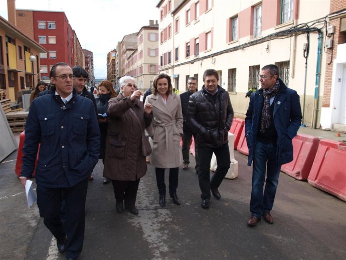 Gamarra y otros concejales, recorriendo la calle en su primera fase de obra   