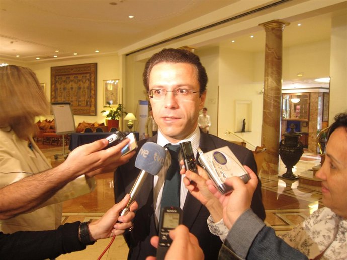 El consejero de Sanidad, Javier Fernández-Lasquetty, atiende a los medios