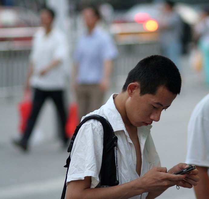 Chino con teléfono móvil smartphone