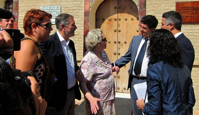 Diego Valderas, junto a la hija de Blas Infante