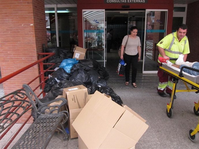 Una de las entradas al Hospital Virgen de la Arrixaca durante huelga de limpieza