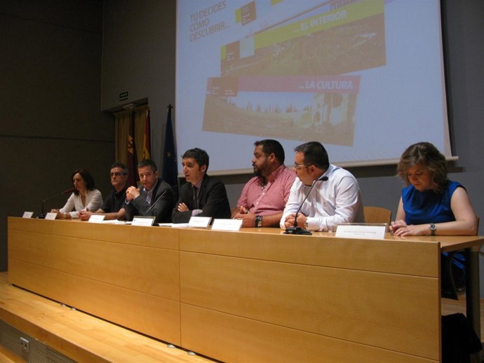 Pedro Alberto Cruz (centro), junto a empresarios del sector turístico