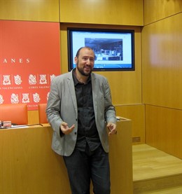 El diputado Josep Moreno con una imagen del archivo de RTVV vacío al fondo
