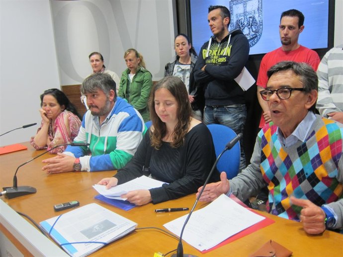 Ramos (derecha) en rueda de prensa con los vecinos. 