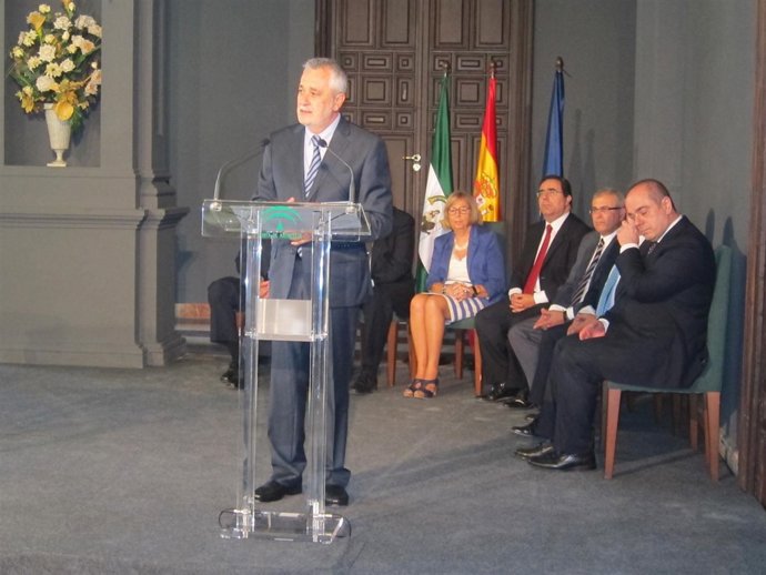 El presidente de la Junta, José Antonio Griñán, junto a rectores andaluces