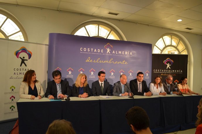 Amat, en el centro, presenta la operativa estival del Patronato de Turismo