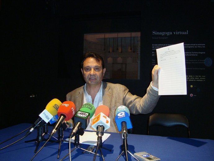 Arahuetes con un pliego de firmas