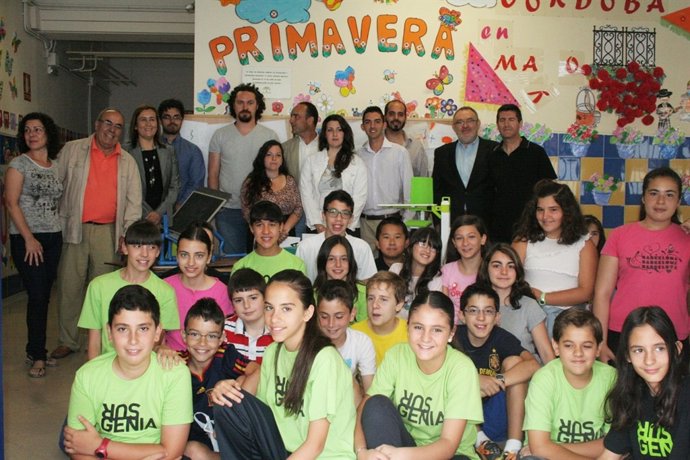 Alumnos, maestros y diseñadores con las maquetas