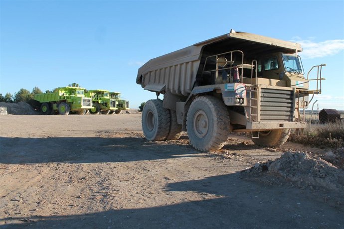 CAMION, OBRAS, TRABAJOS EN CARRETERA