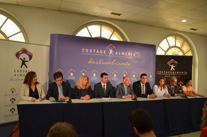 Amat, en el centro, presenta la operativa estival del Patronato de Turismo