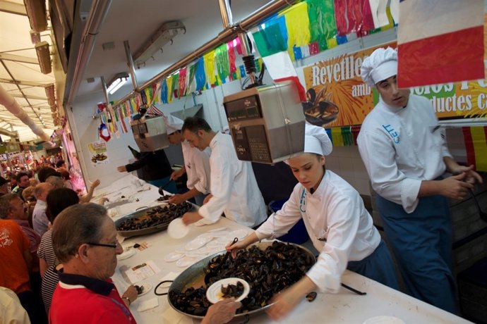 Cata de mejillones en el mercado de Sants para promocionar su consumo en verano