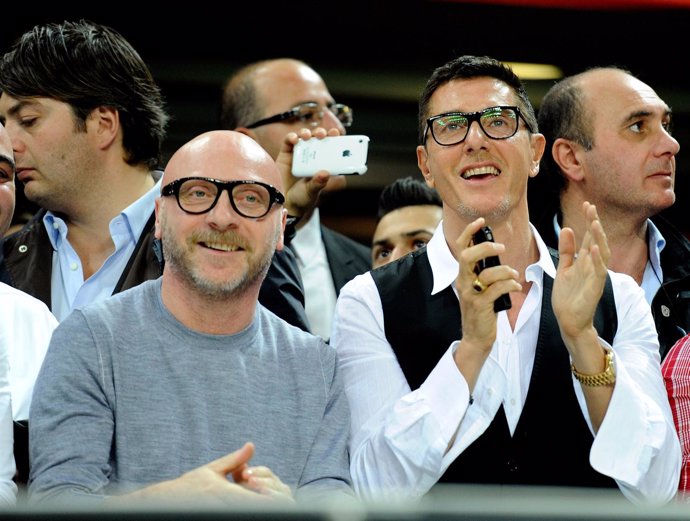 Los diseñadores Domenico Dolce y Stefano Gabbana durante un partido de fútbol 