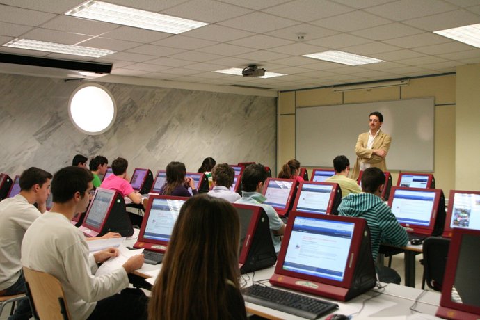 Aula De La Escuela De Informática De La US, Alumnos, Ordenadores, Aula, Clase