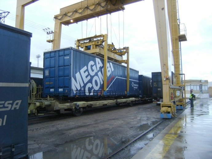 Tren De Mercancías Entre Huelva Y Tarragona. 