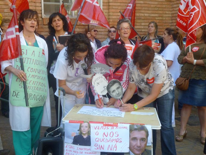 Empleadas de limpieza escenifican la firma del convenio en Teruel