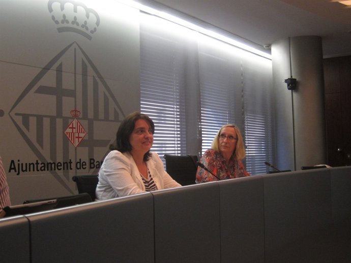 La tinent d'alcalde Sònia Recasens i la regidora del PSC Assumpta Escarp