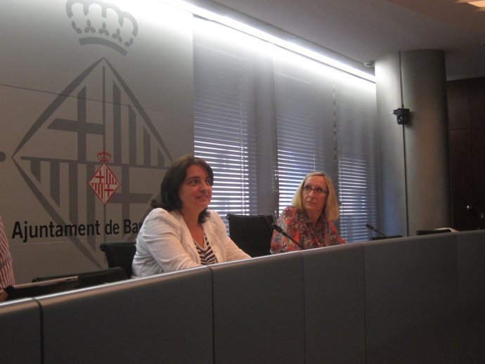 La tinent d'alcalde Sònia Recasens i la regidora del PSC Assumpta Escarp