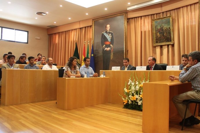 Bendodo firma convenios en la Axarquía