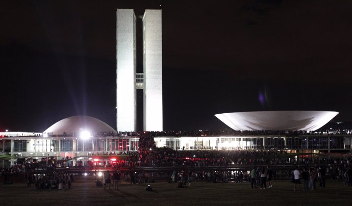 Manifestaciones en Brasil, suben al techo del Congreso Federal en Brasilia