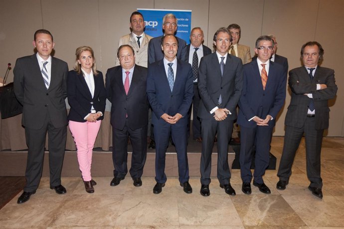 Ignacio Diego e Íñigo de la Serna con los constructores